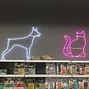 Фигуры из гибкого светодиодного неона в магазине "Зоомаркет Ле-муррр"